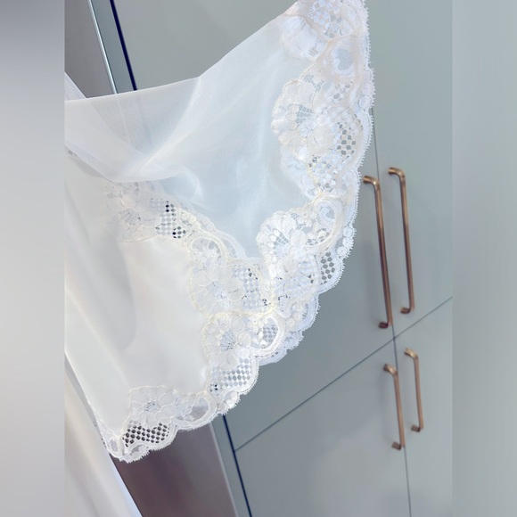 Vintage 1960’s white bridal/maternity shoot/duster robe with lace trim. - Picture 10 of 11